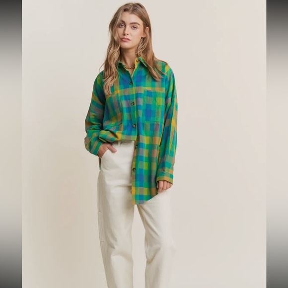Tops - Green casual button-down top